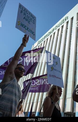 Glasgow, Regno Unito, 12th ago 2022. Protesta contro gli aumenti dei prezzi dei carburanti e il costo della vita, al di fuori della sede centrale dei fornitori di energia Scottish Power, a Glasgow, in Scozia, 12 agosto 2022. Photo credit: Jeremy Sutton-Hibbert/Alamy Live News. Foto Stock