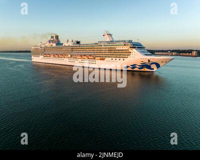 MS Island Princess è una nave da crociera di classe Coral per la linea Princess Cruises. È la nave sorella di Coral Princess. Arrivo a Southampton. Foto Stock