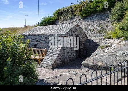 St Trillo's Chapel e The Holy Well, Rhos on Sea, N. Wales è considerata la più piccola cappella della Gran Bretagna, con un massimo di 6 posti a sedere. Foto Stock