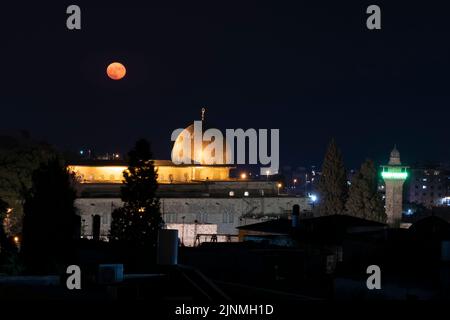 La luna piena brilla sul Minareto di al-Fakhariyya e sulla moschea di al-Aqsa situata sul Monte del Tempio noto ai musulmani come l'Haram esh-Sharif nella Città Vecchia Gerusalemme Est Israele Foto Stock