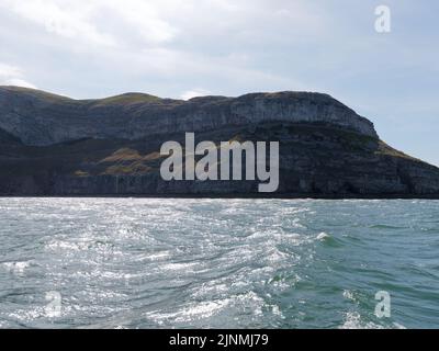 Llandudno, Clwyd, Galles, Agosto 07 2022: La Grande Orme vista dal mare. Foto Stock
