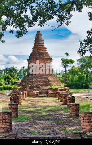 Chedi del Wat i Khang, con i resti in mattoni dell'ex tempio, nel sito archeologico di Wiang Kum Kam, Chiang mai, Thailandia Foto Stock