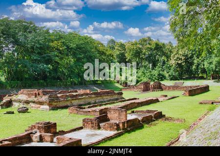 Rovine del tempio in mattoni scavati nel sito archeologico di Wiang Kum Kam, Chiang mai, Thailandia. Foto Stock
