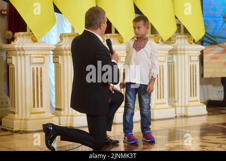 Kiev, Ucraina. 12th ago, 2022. Eroe ucraino Yegor Shemet, a destra, durante un evento per celebrare i soccorritori dei bambini e gli eroi di guerra in occasione della Giornata Internazionale della Gioventù nella Sala Bianca degli Eroi al Palazzo Mariinskyi, 12 agosto 2022 a Kyiv, Ucraina. Credit: Sarsenov Daniiar/Ukraine Presidency/Alamy Live News Foto Stock