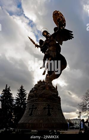 Silhouette di San Michele Arcangelo su una fontana in Ucraina Kiev Foto Stock