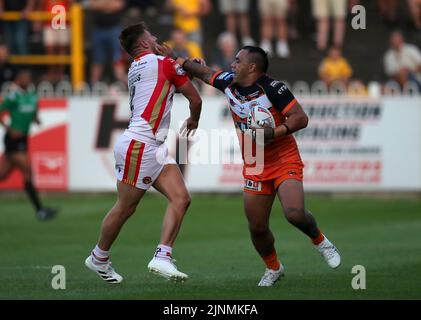 Mahe Fonua di Castleford Tigers (a destra) si allontana da Tom Davies dei Catalans Dragons durante la partita della Betfred Super League alla giungla di Mend-A-Hose, a Castleford. Data immagine: Venerdì 12 agosto 2022. Foto Stock