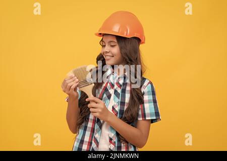 rinnovatore futuro. miglioramento. facendo riparazione di superficie. felice teen ragazza tenere pennello. Foto Stock