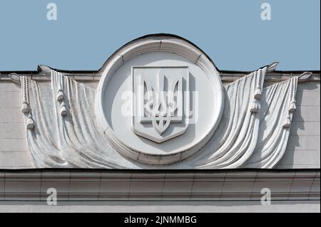 Emblema ucraino in cima ad un edificio del Parlamento ucraino a Kiev Ucraina Foto Stock