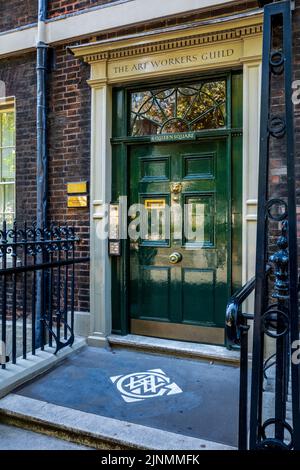 The Art Worker's Guild at 6 Queen Square, Londra. Fondata nel 1884, è un'organizzazione caritativa formata per sostenere le arti visive e l'artigianato. Foto Stock