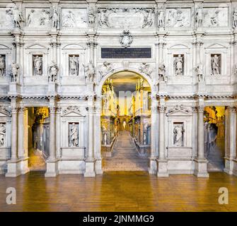 Vicenza, Italia - 4 agosto 2009: Teatro Olimpico a Vicenca. È il più antico palcoscenico sopravvissuto ancora esistente. Foto Stock