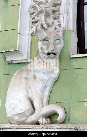 Cat decorazione sulla facciata di una vecchia casa con gatti in Ucraina Kiev Foto Stock