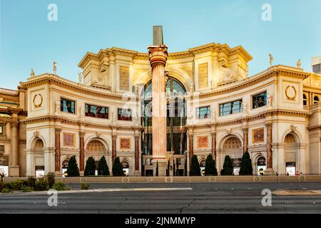 Las Vegas, USA - 24 maggio 2022: Vista sulla vecchia facciata dei negozi del Forum a Las Vegas, un centro commerciale ad alto prezzo. Foto Stock