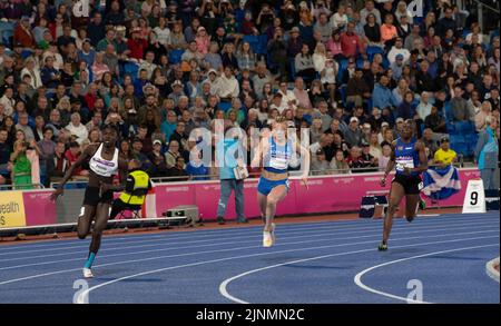 Christine Mboma della Namibia, Beth Dobbin della Scozia e Gina Bass della Gambia in gara nella finale femminile del 200m ai Commonwealth Games di Alexander Foto Stock