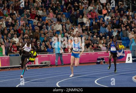 Christine Mboma della Namibia, Beth Dobbin della Scozia e Gina Bass della Gambia in gara nella finale femminile del 200m ai Commonwealth Games di Alexander Foto Stock