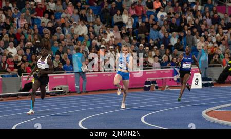 Christine Mboma della Namibia, Beth Dobbin della Scozia e Gina Bass della Gambia in gara nella finale femminile del 200m ai Commonwealth Games di Alexander Foto Stock