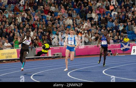 Christine Mboma della Namibia, Beth Dobbin della Scozia e Gina Bass della Gambia in gara nella finale femminile del 200m ai Commonwealth Games di Alexander Foto Stock