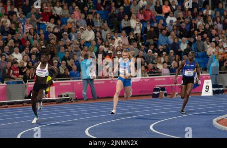 Christine Mboma della Namibia, Beth Dobbin della Scozia e Gina Bass della Gambia in gara nella finale femminile del 200m ai Commonwealth Games di Alexander Foto Stock