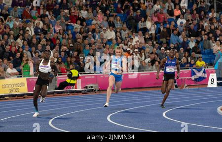 Christine Mboma della Namibia, Beth Dobbin della Scozia e Gina Bass della Gambia in gara nella finale femminile del 200m ai Commonwealth Games di Alexander Foto Stock