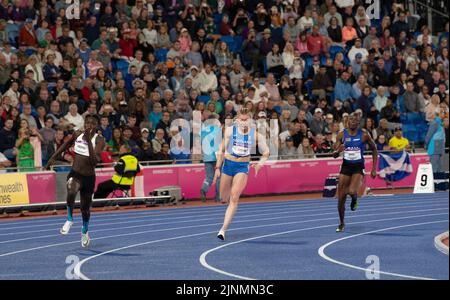 Christine Mboma della Namibia, Beth Dobbin della Scozia e Gina Bass della Gambia in gara nella finale femminile del 200m ai Commonwealth Games di Alexander Foto Stock