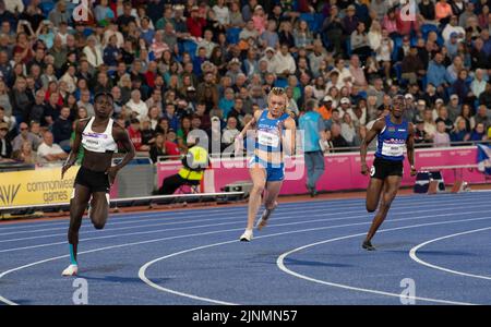 Christine Mboma della Namibia, Beth Dobbin della Scozia e Gina Bass della Gambia in gara nella finale femminile del 200m ai Commonwealth Games di Alexander Foto Stock