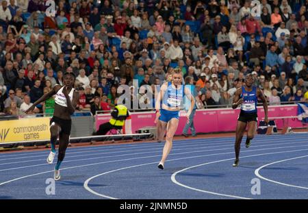 Christine Mboma della Namibia, Beth Dobbin della Scozia e Gina Bass della Gambia in gara nella finale femminile del 200m ai Commonwealth Games di Alexander Foto Stock