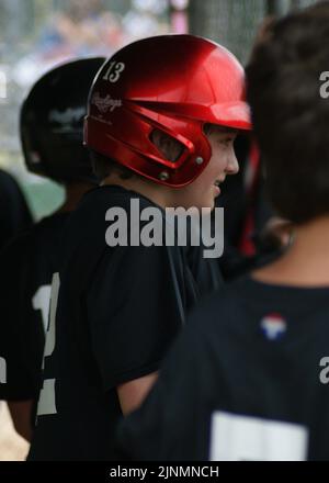 Giovane giocatore che si concentra sul campo. Foto Stock