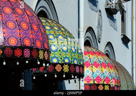 Tende orientali sulla facciata della casa in Ucraina Kiev Foto Stock