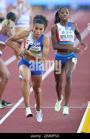 24 luglio 2022; Eugene, Oregon, USA; Sydney McLaughlin prende il passaggio di Britton Wilson sulla gamba di ancoraggio della staffetta femminile 4 x 400m degli Stati Uniti che ha vinto in 3:17,79 durante i Campionati del mondo di atletica leggera Oregon 22 a Hayward Field. (Claus Andersen/immagine dello sport) Foto Stock