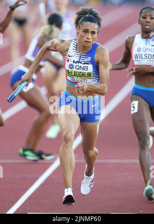 24 luglio 2022; Eugene, Oregon, USA; Sydney McLaughlin prende il passaggio di Britton Wilson sulla gamba di ancoraggio della staffetta femminile 4 x 400m degli Stati Uniti che ha vinto in 3:17,79 durante i Campionati del mondo di atletica leggera Oregon 22 a Hayward Field. (Claus Andersen/immagine dello sport) Foto Stock