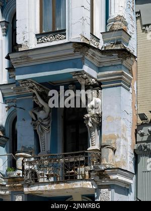 Decorazione ornata della facciata di un vecchio edificio con sculture in Ucraina Kiev Foto Stock