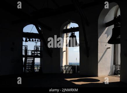 Vista interna del Campanile di Lavra Grande di Kyiv Pechersk Lavra con campane e scale in Ucraina Kiev Foto Stock