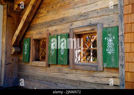 Una tradizionale casa in legno nella regione di Gramai Alm, nelle Alpi austriache Foto Stock