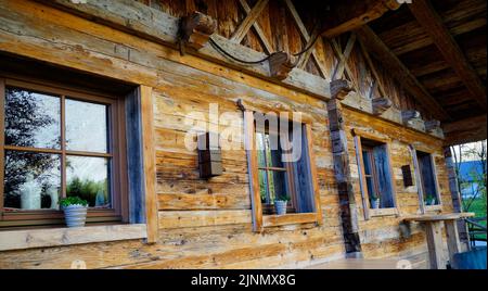 Una tradizionale casa in legno nella regione di Gramai Alm, nelle Alpi austriache Foto Stock