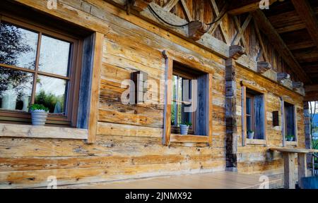 Una tradizionale casa in legno nella regione di Gramai Alm, nelle Alpi austriache Foto Stock