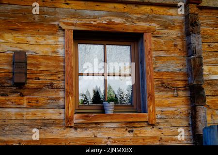 Una tradizionale casa in legno nella regione di Gramai Alm, nelle Alpi austriache Foto Stock