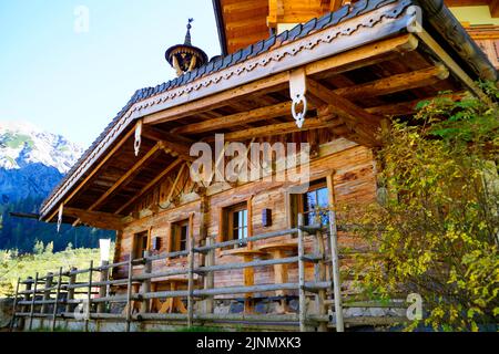 Una tradizionale casa in legno nella regione di Gramai Alm, nelle Alpi austriache Foto Stock