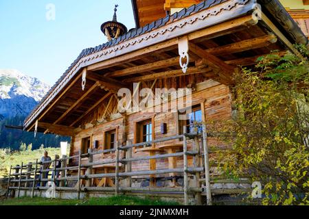 Una tradizionale casa in legno nella regione di Gramai Alm, nelle Alpi austriache Foto Stock