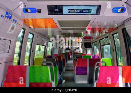 Versailles, Francia - 28 maggio 2022: Interno del treno alla stazione ferroviaria di Versailles Rive Droite Foto Stock