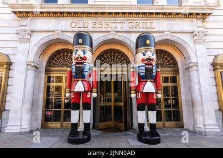 Washington D.C. - 23 novembre 2021: Old Ebbitt Grill con gigantesche statue di nutcracker all'ingresso. Old Ebbitt Grill, fondato nel 1856, è il vecchio di Washington Foto Stock