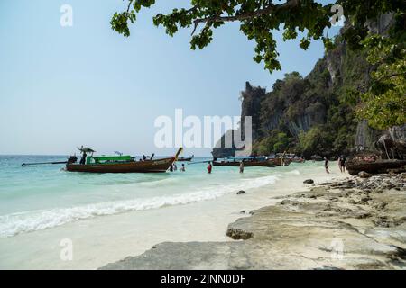 Tour barche e turisti. Uno dei luoghi più interessanti da visitare a Phi Phi Island Monkey Beach. Krabi - Thailandia Foto Stock