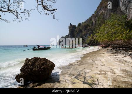 Tour barche e turisti. Uno dei luoghi più interessanti da visitare a Phi Phi Island Monkey Beach. Krabi - Thailandia Foto Stock