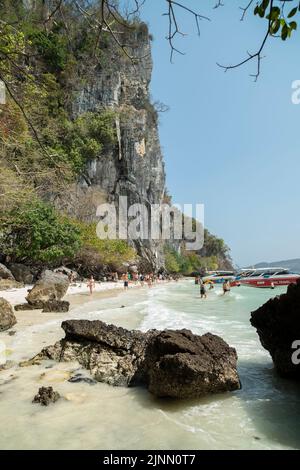 Tour barche e turisti. Uno dei luoghi più interessanti da visitare a Phi Phi Island Monkey Beach. Krabi - Thailandia Foto Stock