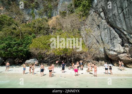 Tour barche e turisti. Uno dei luoghi più interessanti da visitare a Phi Phi Island Monkey Beach. Krabi - Thailandia Foto Stock