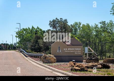 Colorado Springs, Colorado - 8 luglio 2022: Stati Uniti Cartello Space Force Peterson Space Force base Main Gate Foto Stock