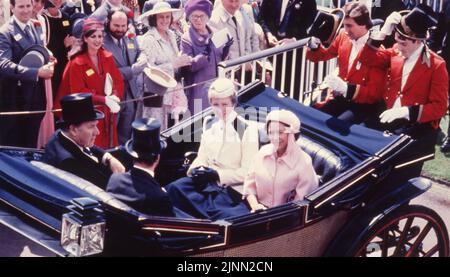 18 giugno 1980, Ascot, Inghilterra, Regno Unito: PRINCIPESSA ANNA accompagnata dalla REGINA MARGARET di Danimarca e DAL GRANDUCA JEAN di Lussemburgo, mentre cavalcano sulla prima carrozza lungo il Royal Mile per l'inizio del 1980 Royal Ascot Horse Race. (Credit Image: © Keystone Press Agency/ZUMA Press Wire) Foto Stock