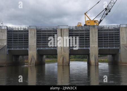 Il Chena River Lakes Flood Control Project è il progetto di mitigazione del rischio di alluvione più a nord gestito dal corpo degli ingegneri dell'esercito degli Stati Uniti nel Polo Nord, Alaska. Costruita in risposta alla devastante alluvione di Fairbanks nel 1967, la diga di Moose Creek e le sue caratteristiche associate riducono le alluvioni nella città interna dell'Alaska di Fairbanks, oltre a fornire a residenti e visitatori locali una miriade di opportunità ricreative su quasi 20.000 ettari di terreno pubblico. (STATI UNITI Foto dell'esercito di Rachel Napolitan) Foto Stock