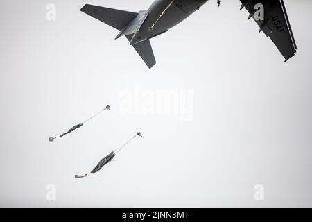 Paracadutisti assegnati alla 82nd Divisione Airborne (82nd Abn. Div.) preforma un salto durante il 82nd° Abn. Div 76th Convention a Orlando, Fl, 11 agosto 2022. Veterani del 82nd Abn. Div., famiglie e personale di Active Duty erano tra le folle che guardavano il salto. (STATI UNITI Foto dell'esercito di SPC. Vincent levquota) Foto Stock