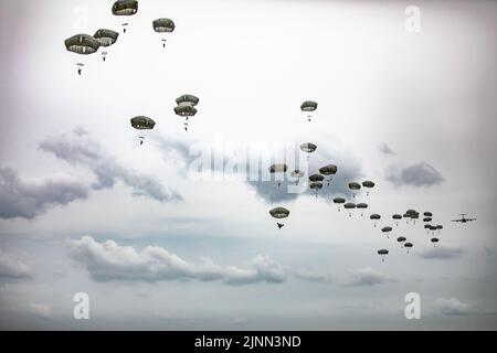 Paracadutisti assegnati alla 82nd Divisione Airborne (82nd Abn. Div.) preforma un salto durante il 82nd° Abn. Div 76th Convention a Orlando, Fl, 11 agosto 2022. Veterani del 82nd Abn. Div., famiglie e personale di Active Duty erano tra le folle che guardavano il salto. (STATI UNITI Foto dell'esercito di SPC. Vincent levquota) Foto Stock