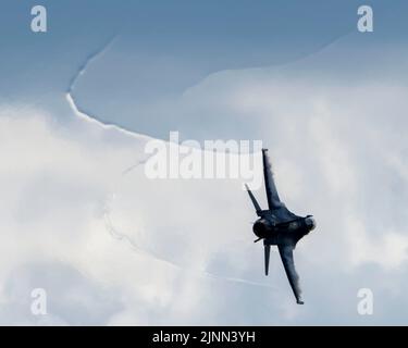 Aimee “Rebel” Fiedler, F-16 Viper Demonstration Team Commander e pilota, ha suonato al Westmoreland Air Show, Pennsylvania, 11 giugno 2022. Il Viper Demo Team si reca ogni anno a circa 20 spettacoli aerei in tutti gli Stati Uniti, dove si impegnano con i media locali e con i membri della comunità in cui si esibiscono. (STATI UNITI Foto dell'Aeronautica militare di 2D Lt. Alexandria Brun) Foto Stock