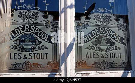 Railway Hotel Pub, Nantwich inciso con Greenalls Wildersool Ales & Stout e logo da Warrington, Cheshire, Inghilterra, Regno Unito Foto Stock